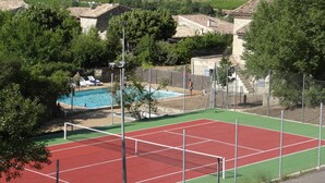 A tennis court with a pool and a view of vineyards in the background. - Maison de Veaux (Malaucène)