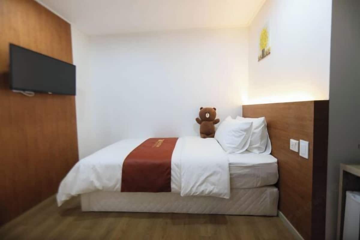 1 bedroom, desk, soundproofing, free WiFi