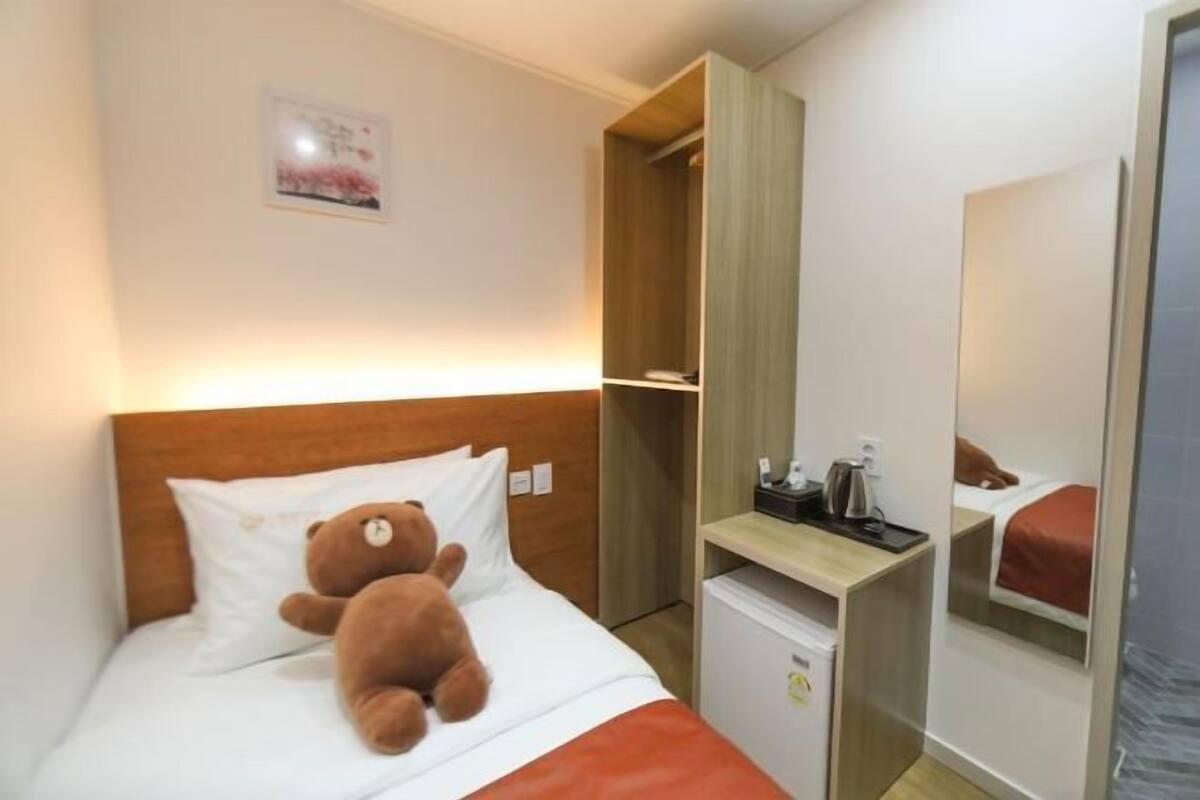 办公桌、隔音、免费 WiFi、床单