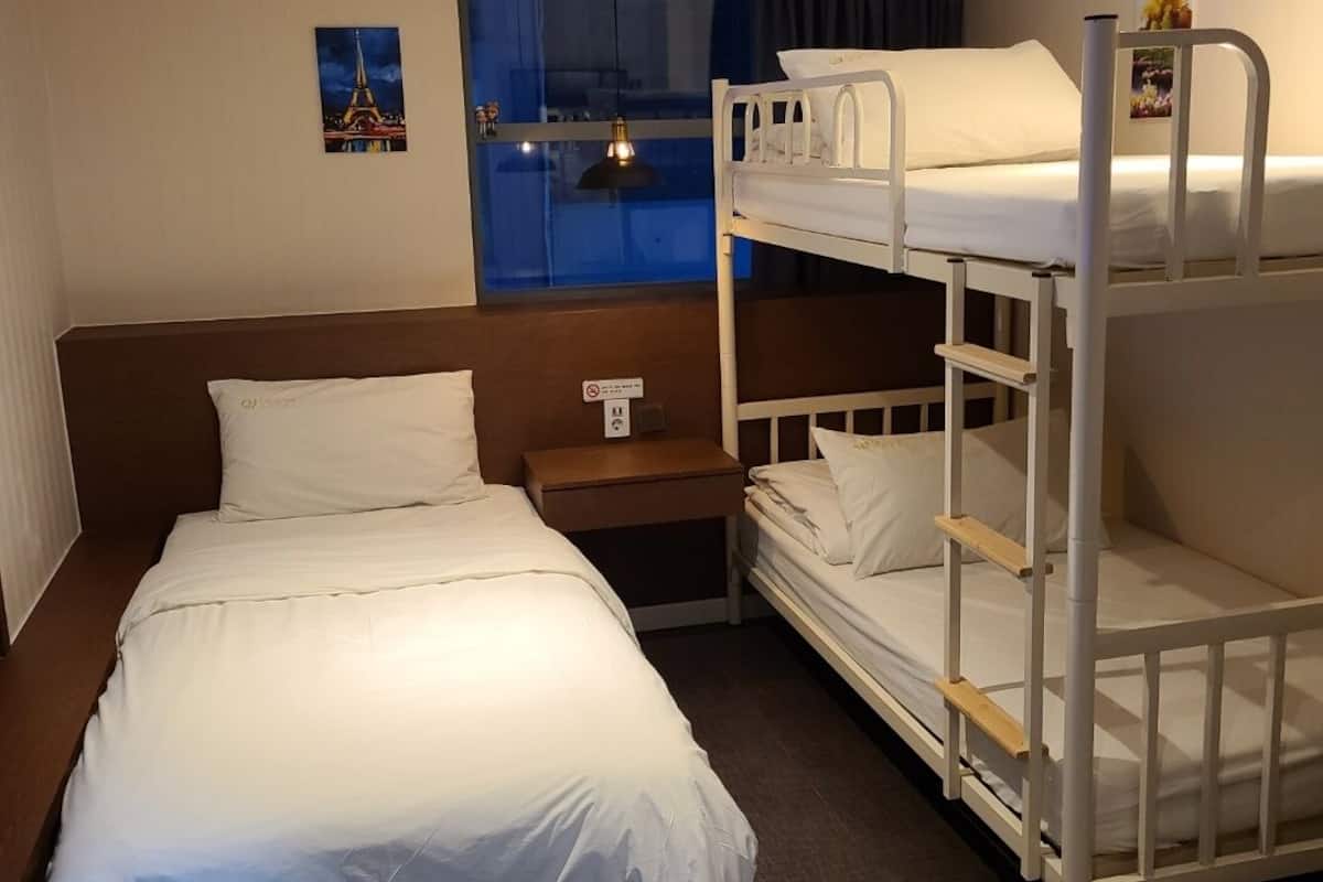 Triple Room, Private Bathroom | 1 bedroom, desk, soundproofing, free WiFi