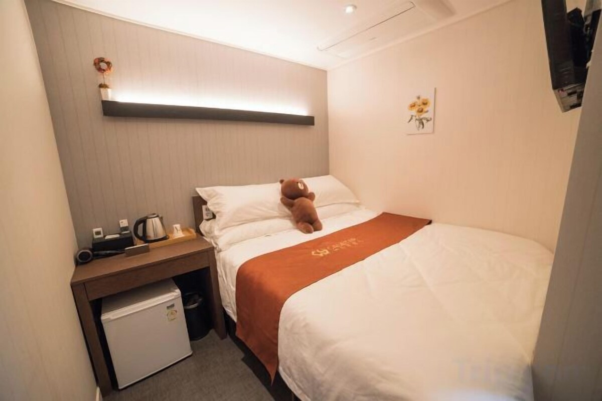 Escritorio, insonorización, wifi gratis y ropa de cama