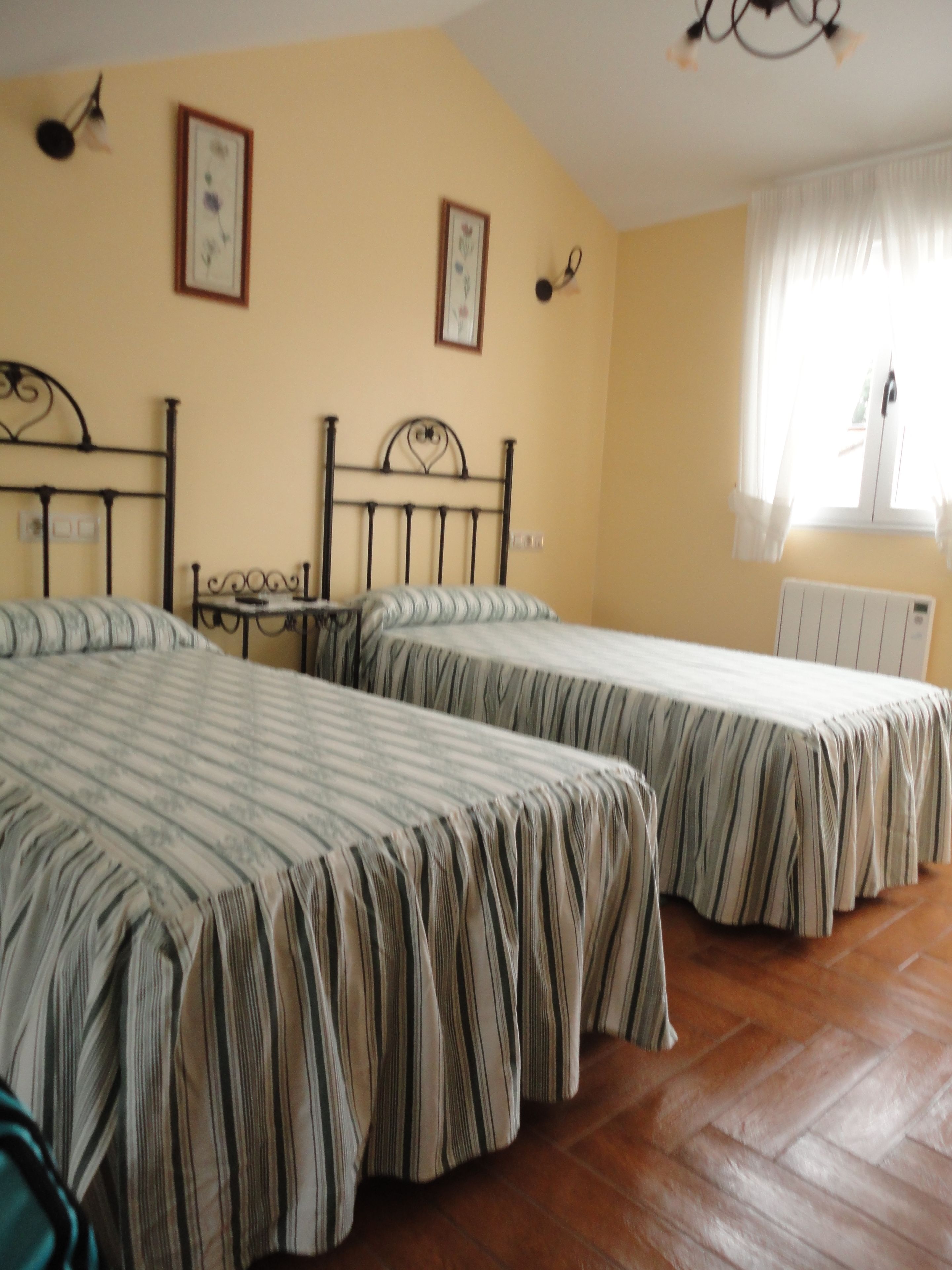 Habitaci ón con 1 cama doble o 2 individuales | Sistema de insonorización, cunas gratuitas, wifi gratis y ropa de cama