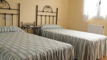Double or Twin Room | Soundproofing, free cribs/infant beds, free WiFi, bed sheets