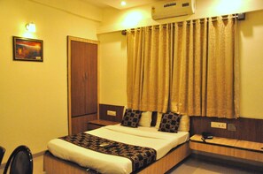 1 bedroom, desk, rollaway beds, free WiFi