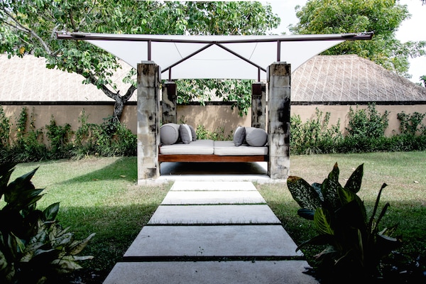 Courtyard Suite | Kaliteli yatak takımı, ücretsiz minibar ürünleri, odada kasa