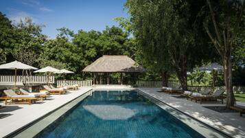 3 outdoor pools, free cabanas, sun loungers