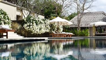 3 outdoor pools, free cabanas, sun loungers