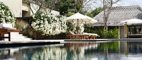 3 outdoor pools, free pool cabanas, pool loungers