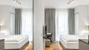 Studio, 1 queensize-seng, balkong | Allergitestet sengetøy, safe på rommet og skrivebord