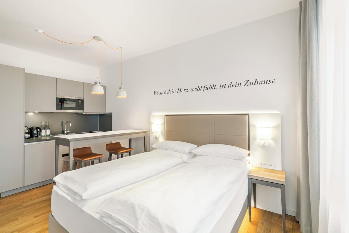 Studio, 1 Queen Bed | Hypo-allergenic bedding, in-room safe, desk, laptop workspace