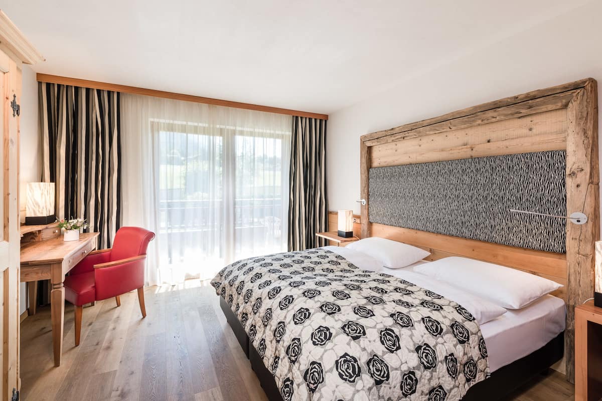Ropa de cama de alta calidad y caja de seguridad en la habitación