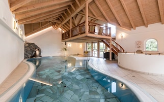 Una piscina cubierta
