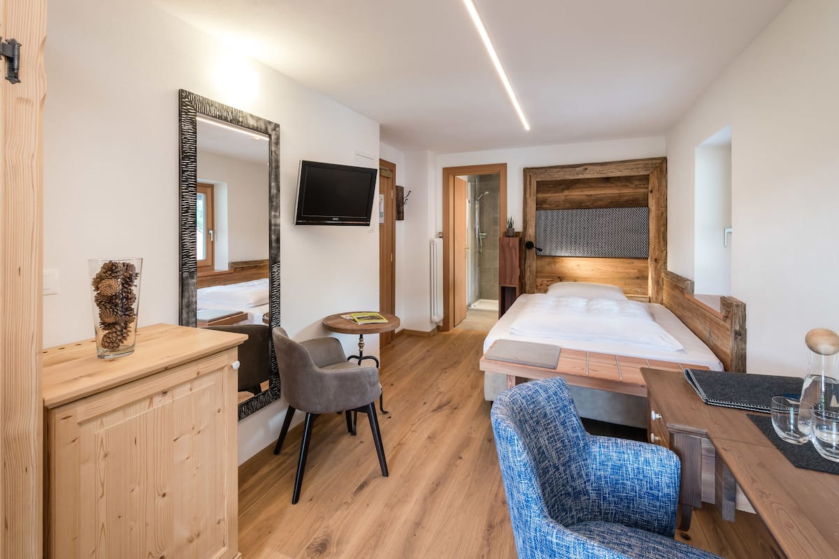 Ropa de cama de alta calidad y caja de seguridad en la habitación