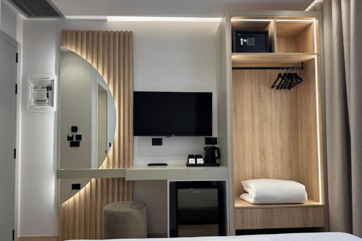 Tabla de planchar con plancha, wifi gratis y ropa de cama 