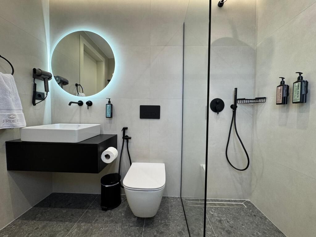 Dusche, kostenlose Toilettenartikel, Haartrockner, Hausschuhe