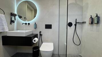 Dusche, kostenlose Toilettenartikel, Haartrockner, Hausschuhe