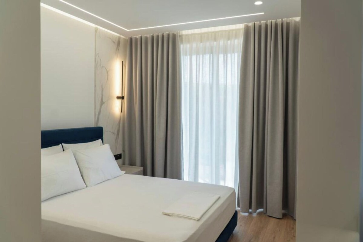 Tabla de planchar con plancha, wifi gratis y ropa de cama 
