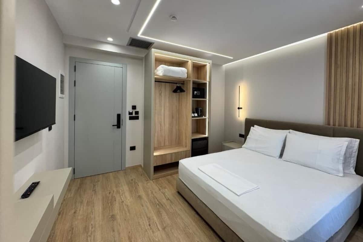 Economy Double Room | Iron/ironing board, free WiFi, bed sheets