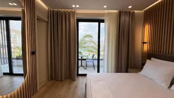 Quarto casal, sacada, vista para o mar | Ferros/tábuas de passar roupa, Wi-Fi de cortesia, roupa de cama