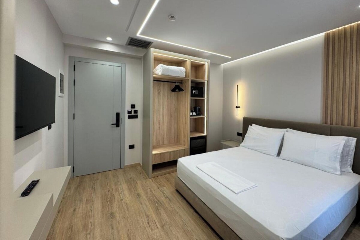 Tabla de planchar con plancha, wifi gratis y ropa de cama 