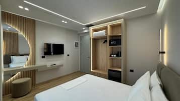 Habitación doble económica | Tabla de planchar con plancha, wifi gratis y ropa de cama