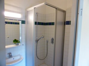 Basic Double or Twin Room, Private Bathroom | Bathroom