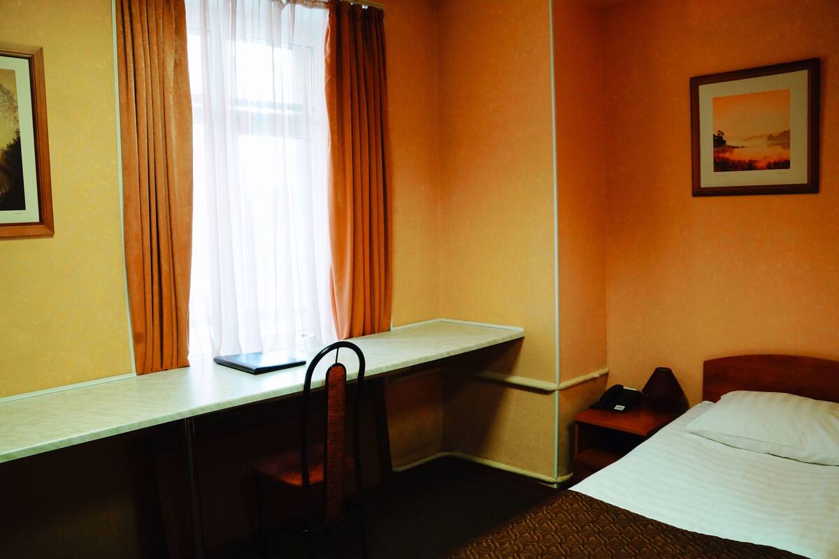 Quarto solteiro standard | Camas extras/dobráveis (sobretaxa), Wi-Fi de cortesia, roupa de cama