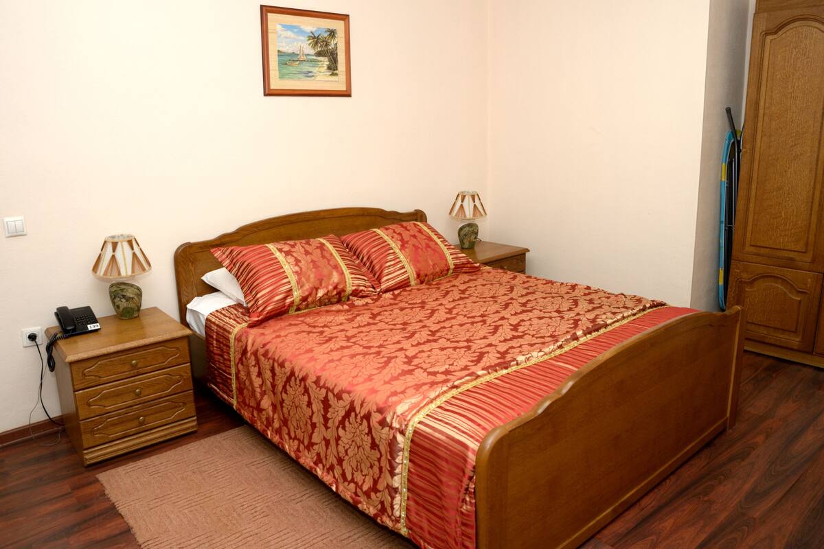 Suíte superior, banheira de hidromassagem | Camas extras/dobráveis (sobretaxa), Wi-Fi de cortesia, roupa de cama