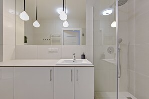 Departamento (Chmielna 38) | Baño | Regadera, amenidades de baño gratuitas, toallas 