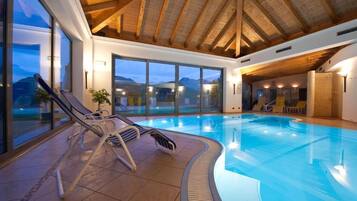 Una piscina cubierta