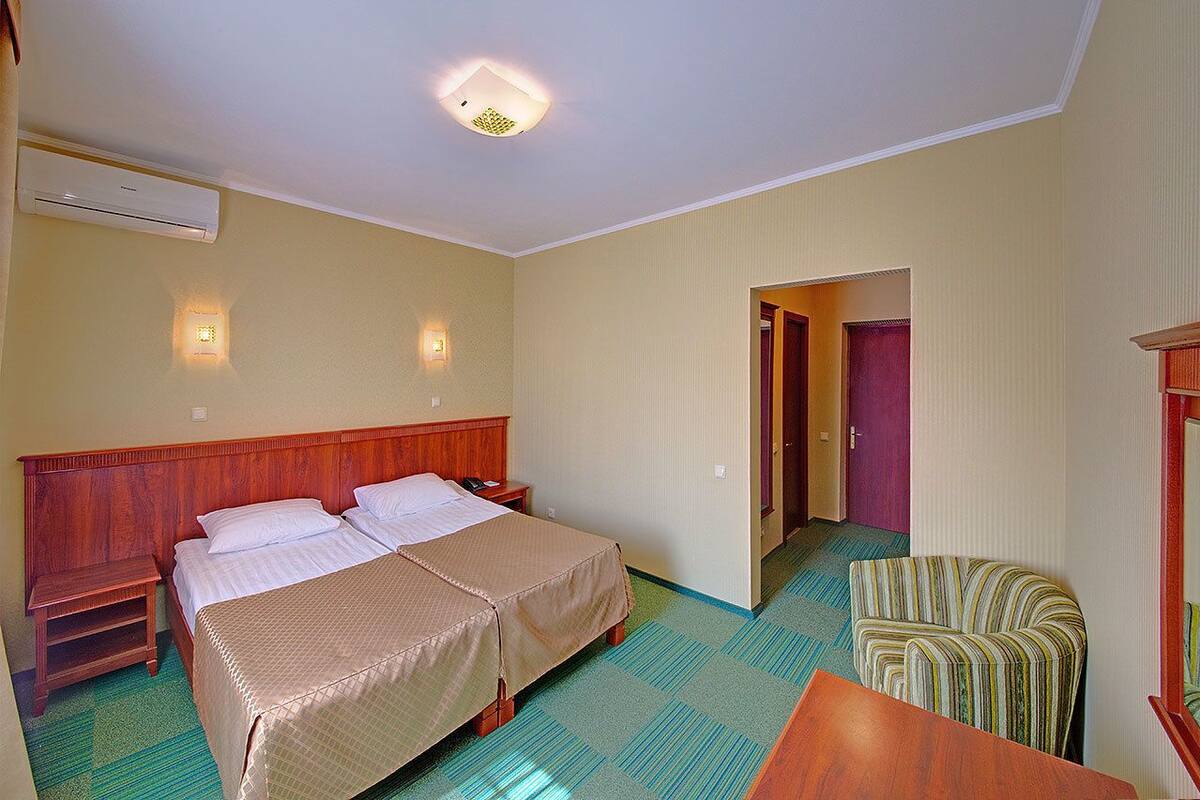 Habitación superior con 1 cama matrimonial o 2 individuales | Escritorio, tabla de planchar con plancha, wifi gratis y ropa de cama