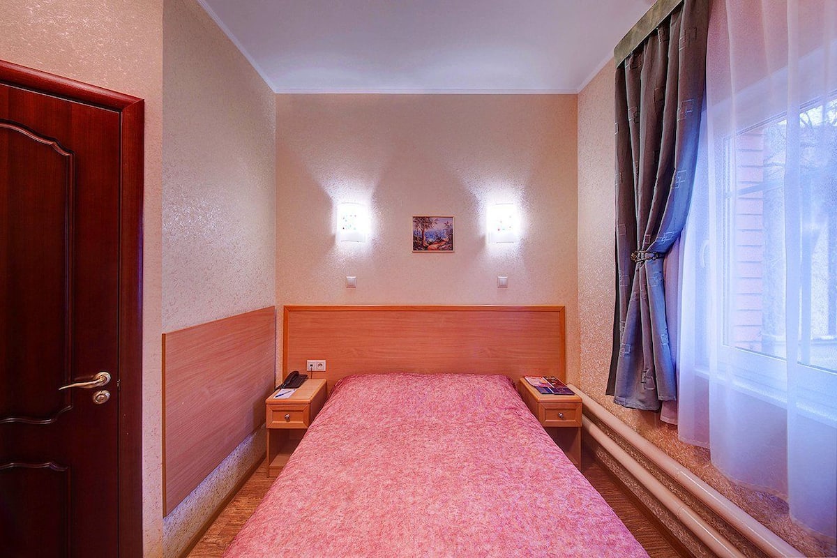 Habitación individual estándar | Escritorio, tabla de planchar con plancha, wifi gratis y ropa de cama