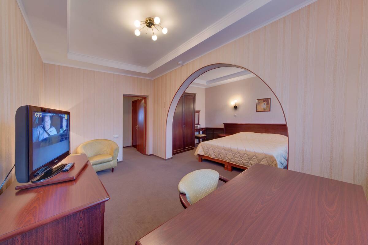 Suite, 2 habitaciones | Escritorio, tabla de planchar con plancha, wifi gratis y ropa de cama