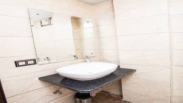 Deluxe Double or Twin Room | Bathroom