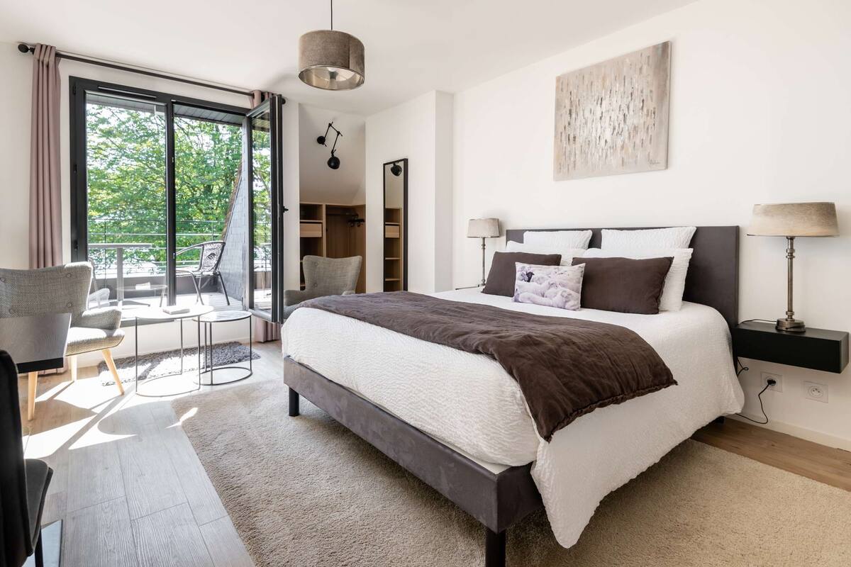 Comfort Room, 1 Queen Bed, Non Smoking, Lake View