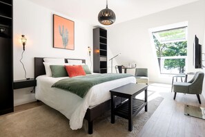 Comfort Room, 1 Queen Bed, Non Smoking, Lake View