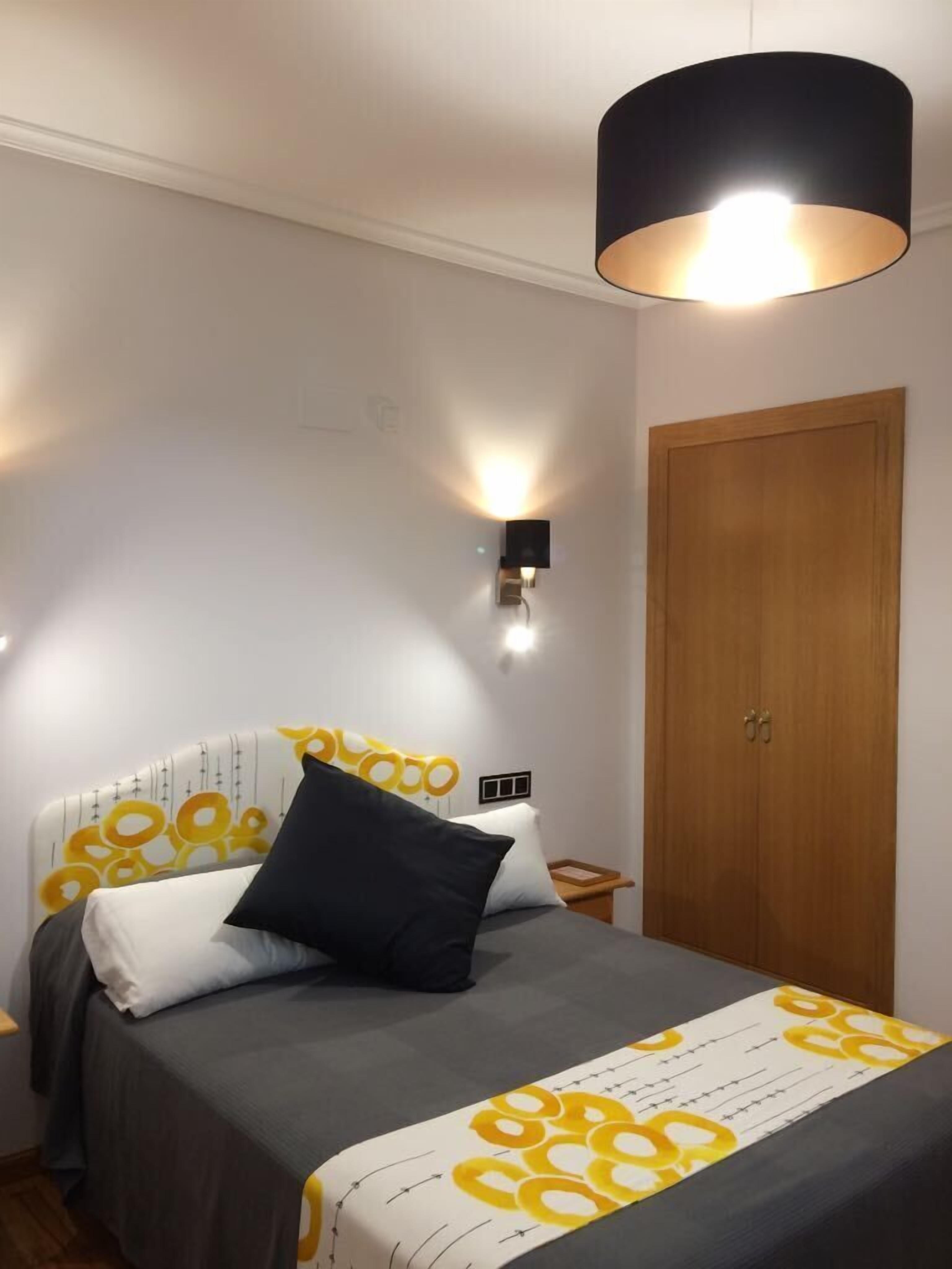 double or twin room | in-room safe, desk, free wifi, bed sheets