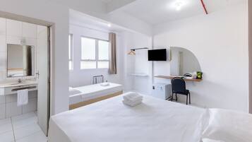 Habitación triple estándar (Acesso por escada) | Minibar, escritorio, espacio para trabajar con un portátil