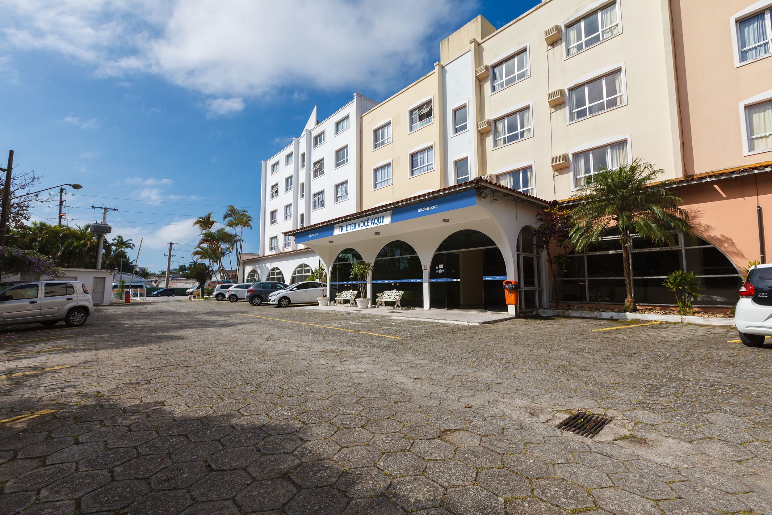 Una piscina al aire libre de temporada