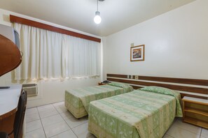Minibar, desk, laptop workspace, iron/ironing board - Tri Hotel Florianópolis (Florianópolis)