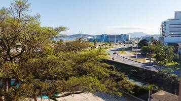 季节性开放的室外游泳池