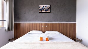 Minibar, desk, laptop workspace, iron/ironing board (on request) - Tri Hotel Florianópolis (Florianópolis)