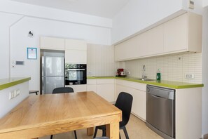 Appartement Deluxe, 1 chambre | Cuisine privée | Réfrigérateur, micro-ondes, four, plaque de cuisson