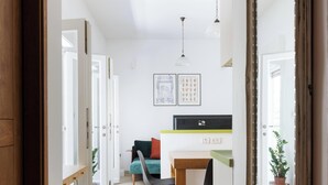 Leilighet – deluxe, 1 soverom | Oppholdsområde | Flatskjerm-TV
