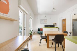 Appartement Deluxe, 1 chambre | Aire de séjour | Téléviseur à écran plat