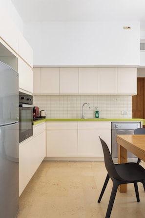 Departamento Deluxe, 1 habitación | Cocina privada | Refrigerador, microondas, horno y parrilla de estufa 
