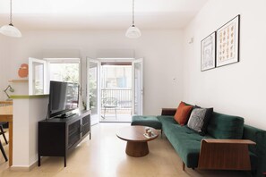 Deluxe-Apartment, 1 Schlafzimmer | Wohnbereich | Flachbildfernseher