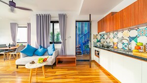Una sala moderna con un sofá, una mesita de centro y vistas a la cocina.