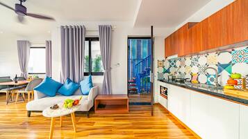 Suite estudio panorámica, vistas a la playa (Suite, 303) | Cocina privada | Frigorífico pequeño, placa de cocina y hervidor eléctrico