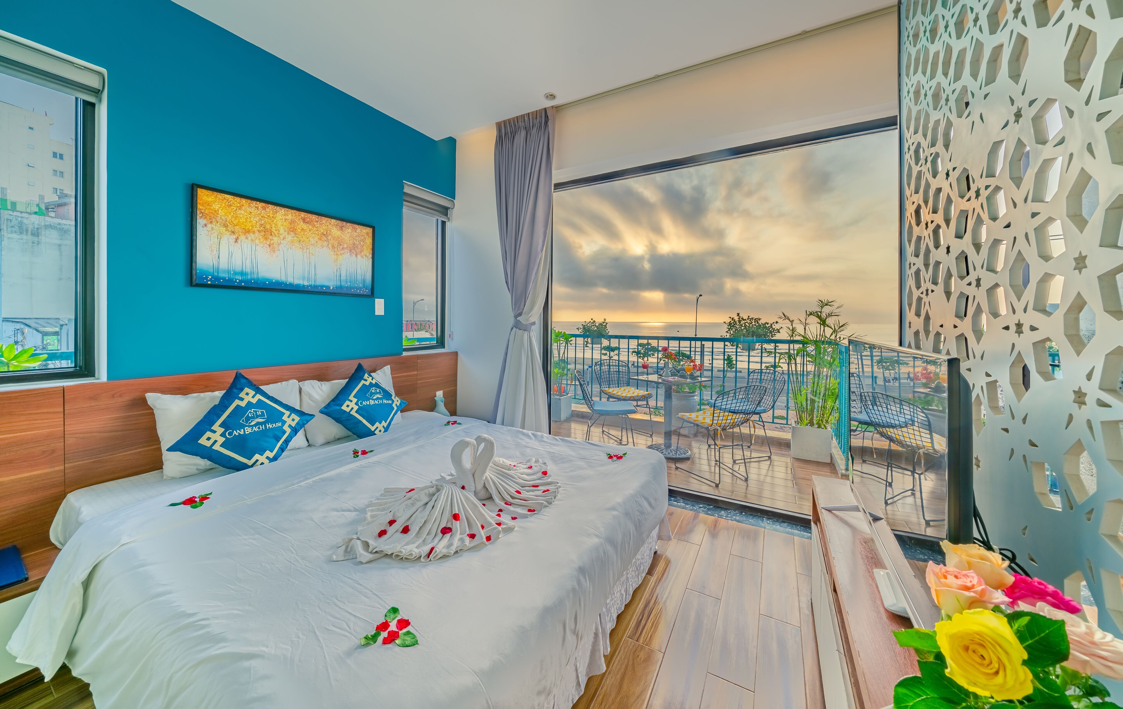 全景开间套房, 海滩景观 (Suite, 303) | 高档床上用品、迷你吧、客房内保险箱、特色装修